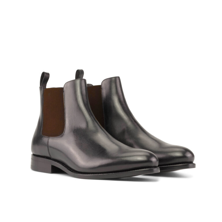 Chelsea Boots – L’élégance intemporelle, un grand classique britannique. Silhouette épurée, confort pratique grâce à ses élastiques latéraux